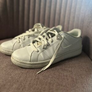 white nike tennis shoes